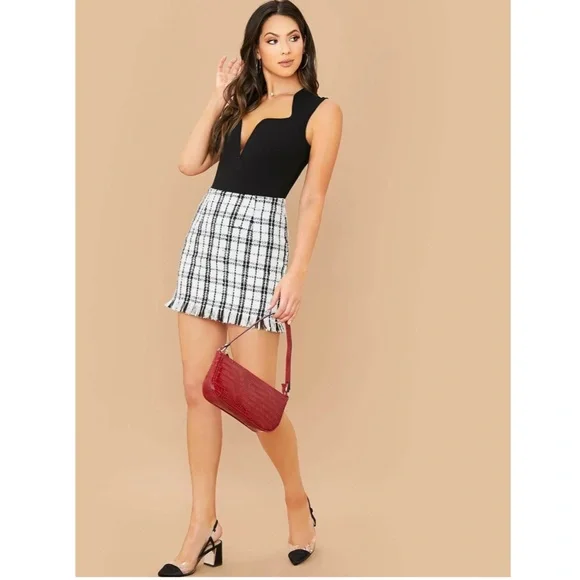 Black Sexy Sleeveless Bodysuit Deep Plunging V-Neck Cut - Picture 4 of 13